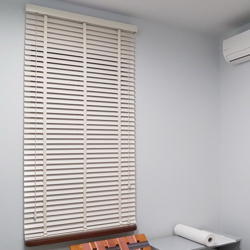 Żaluzja drewniana z drabinką taśmową, biała 50 mm w rozm. 60x140 cm, MODERN, Na wymiar