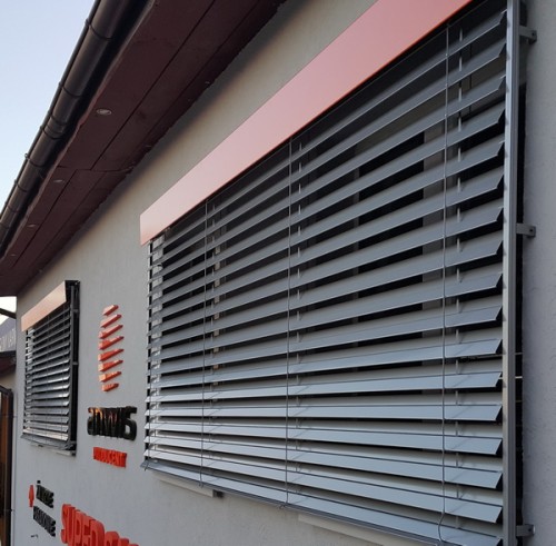Żaluzja fasadowa Z90 rozm. 140x260 cm w prowadnicach z napędem elektrycznym